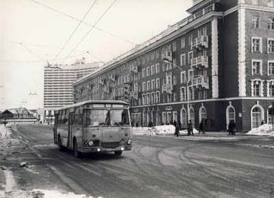Ensam buss på Lenin Prospekt