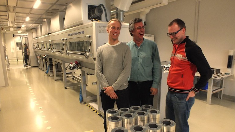 Foto: Björn LindahlMikko Paakkolanvaara, Anton Popiolek och Jakob Nilsson hör till de som sökt sig till Thinfilm för att kunna vara med tidigt när tekniken utvecklas. Tryckpressen i bakgrunden.