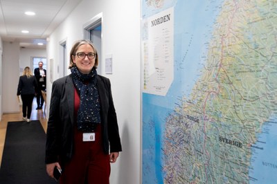 Helle Engslund Karup framför Nordenkarta