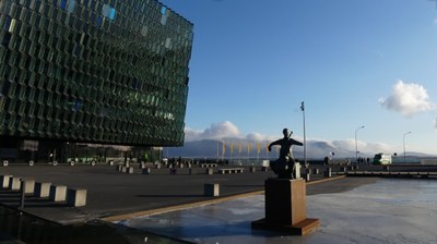 Harpa med skulptur