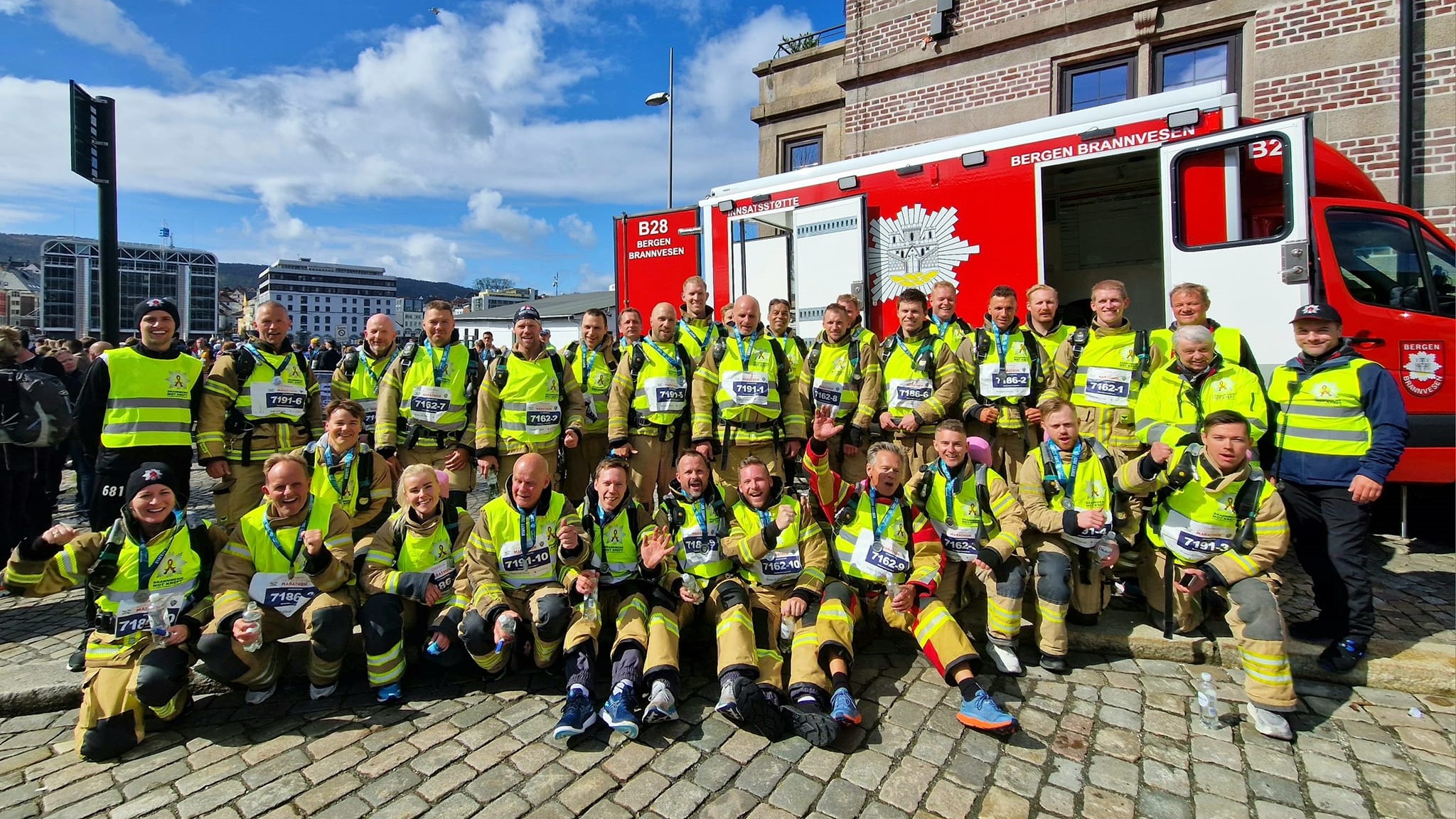Deltar på Bergen City Maraton ( stafett) og Holmenkoll stafetten med løpere i full bekledning for å markere saken. Foto: Brannmenn mot kreft