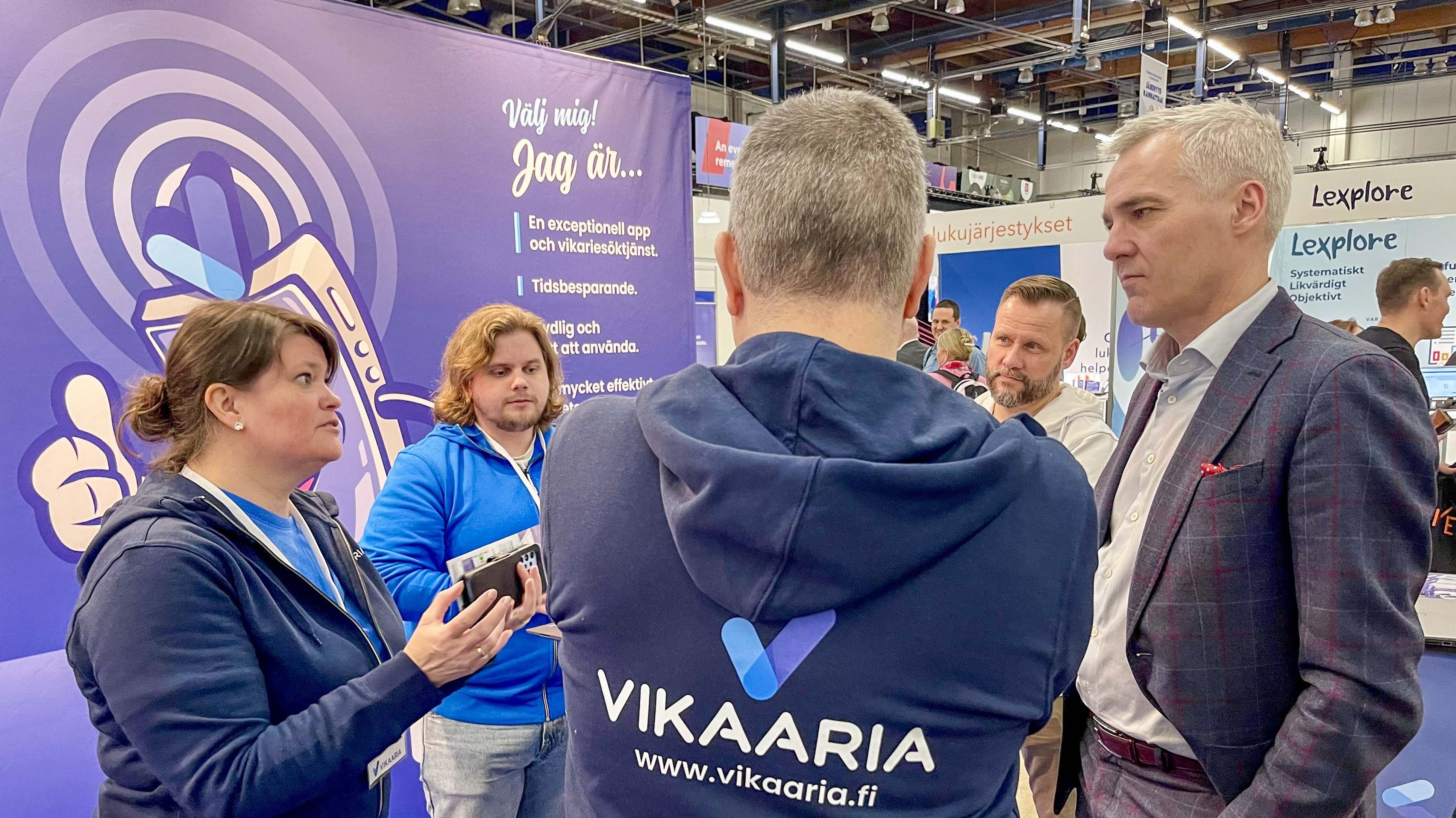  Anders Adlercreutz möter  det nybildade företaget Vikaaria - en vikarieförmedlingstjänst för skolvärlden - som presenterade sig på Educamässan.Foto: Helsingfors Mässcentrum/Educa