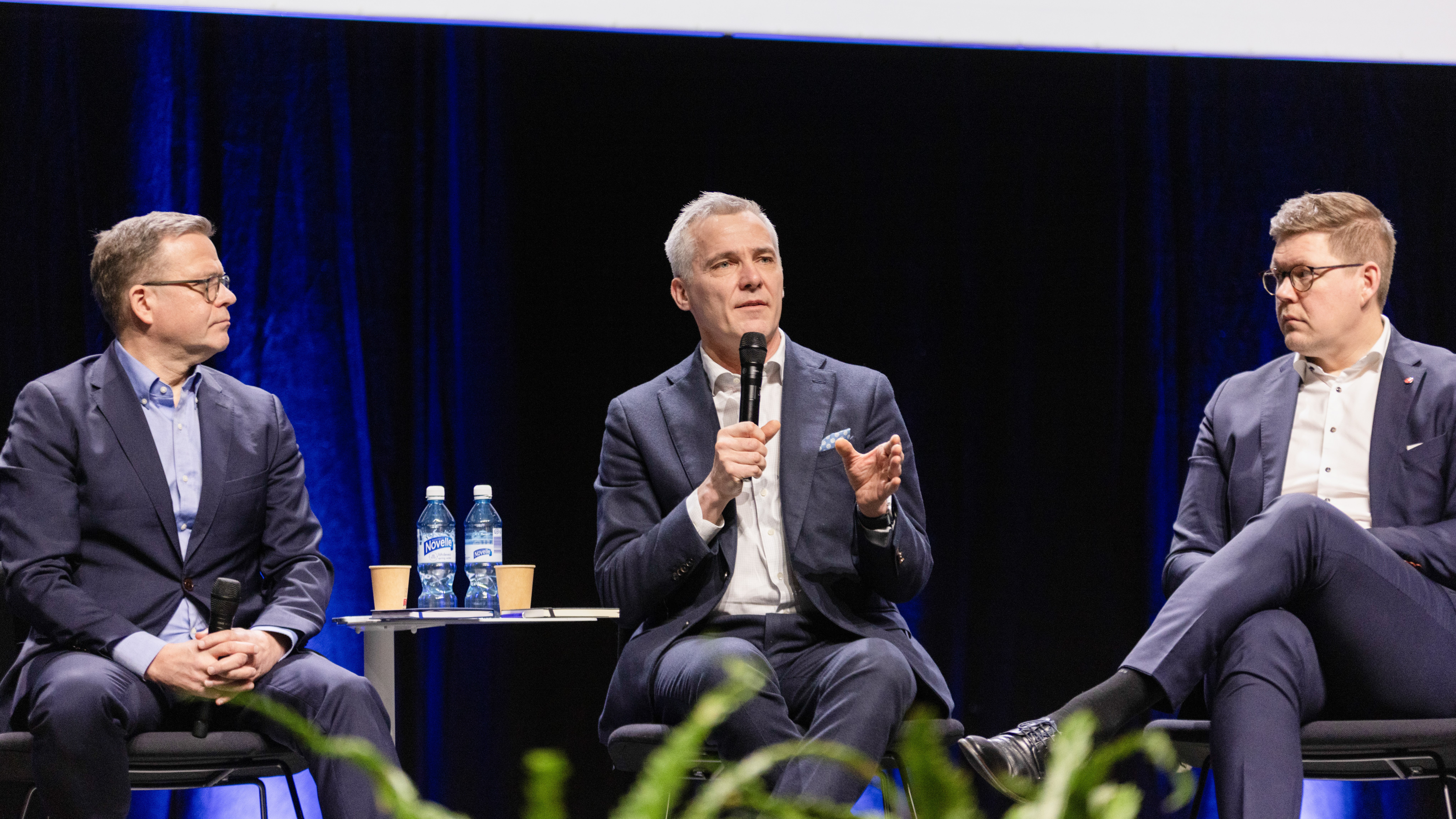 Utbildningsminister Anders Adlercreutz besökte Nordens största mässa för lärare, i paneldebatt mellan statsminister Petteri Orpo och SDP-ordföranden Antti Lindtman. Foto: Helsingfors Mässcentrum/Educa