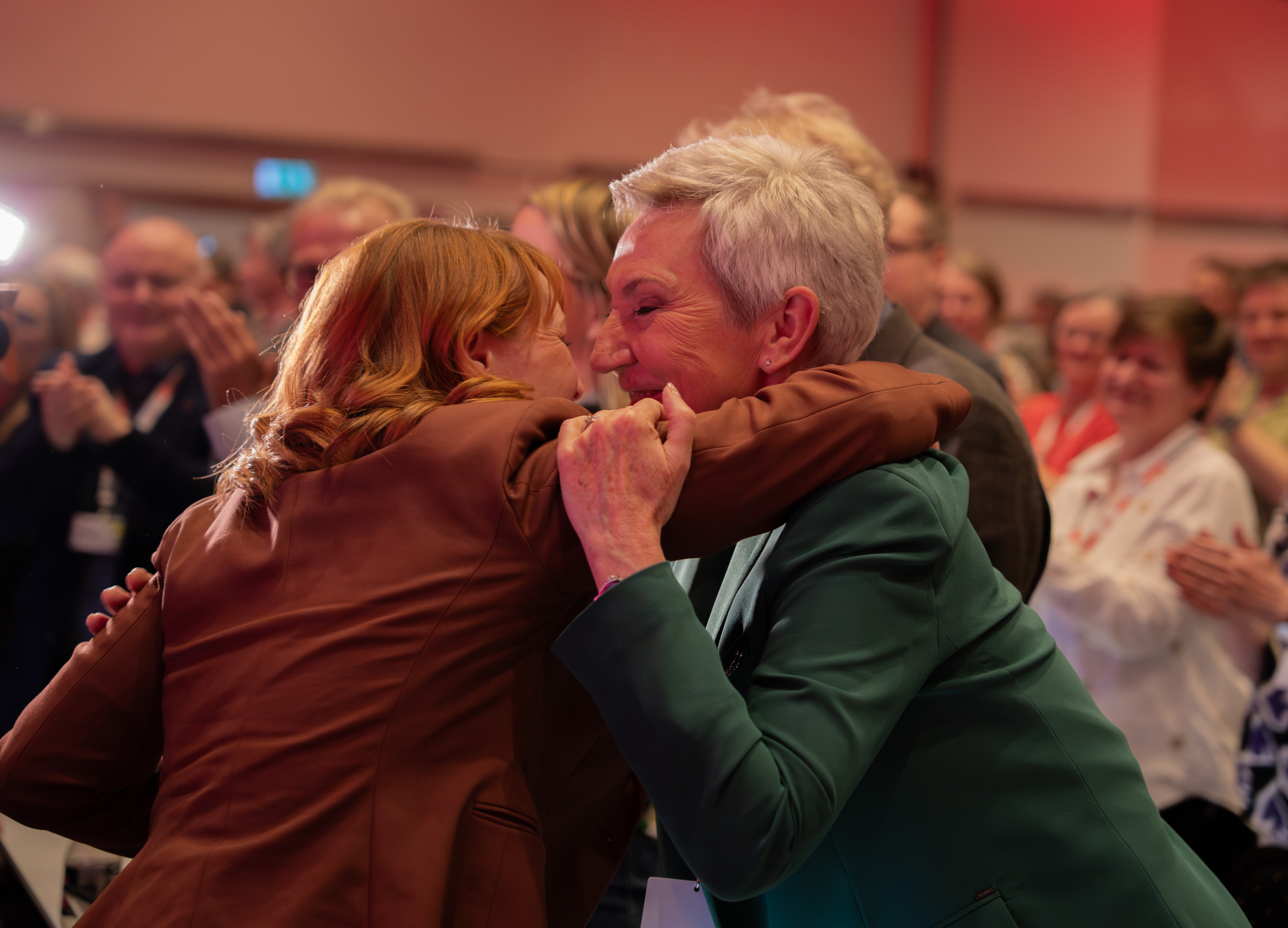 Kine Asper Vistnes, ny LO-leder, Peggy Følsvik, avtroppende LO-leder, Foto: Kirsten Lia/LO