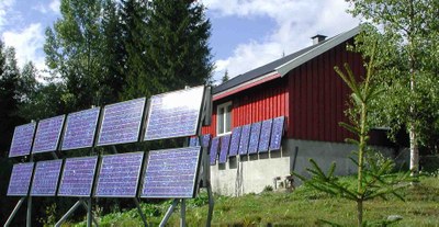 Solpanel och rött hus